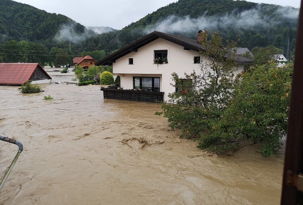 Stezosledci na pomoč ADRA Slovenija pri odpravi posledic poplav